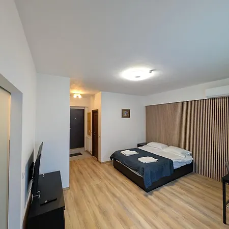 Center One-bedroom With Full Kitchen 5 Min Walk To Parliament דירה *