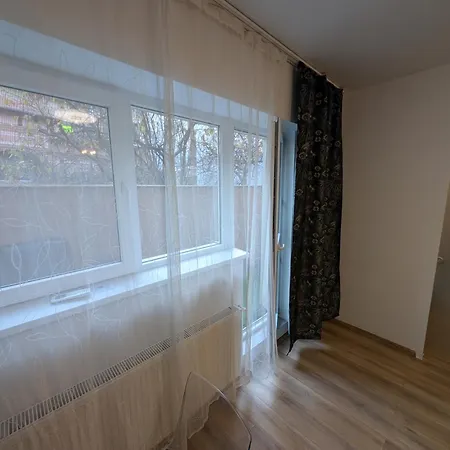 Center One-bedroom With Full Kitchen 5 Min Walk To Parliament דירה בוקרשט
